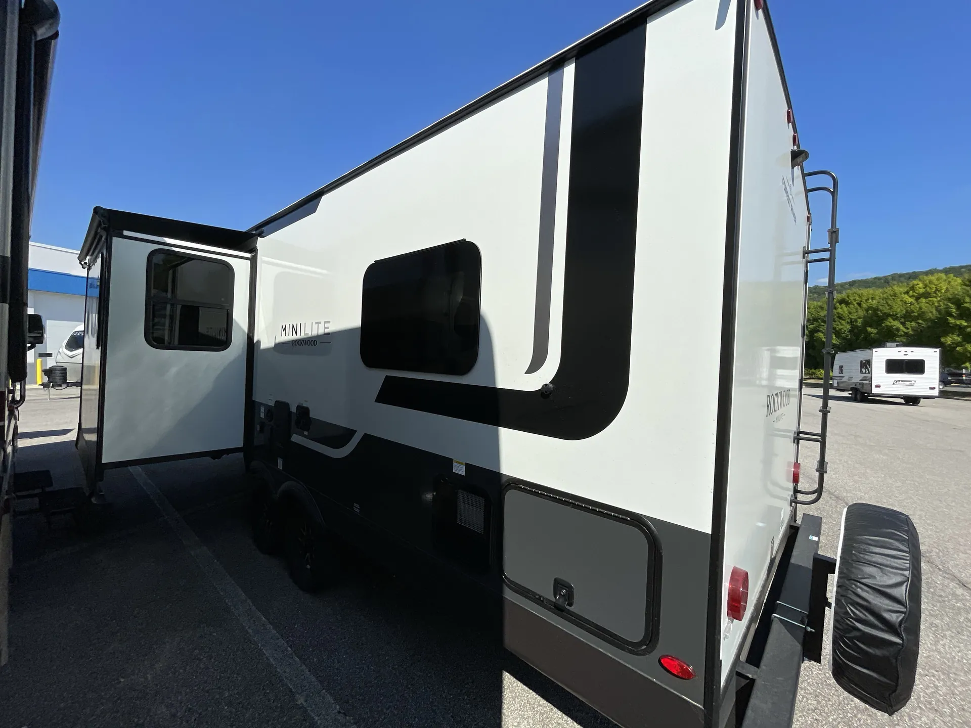 2027 Forest River Rockwood Mini Lite 2506FK — off campside