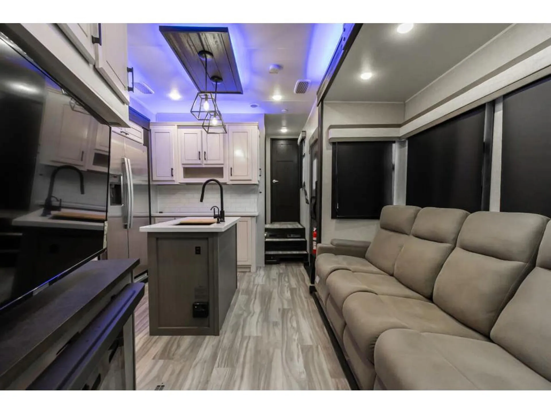 2024 Jayco Seismic Luxury Series 3815 - Photo 3