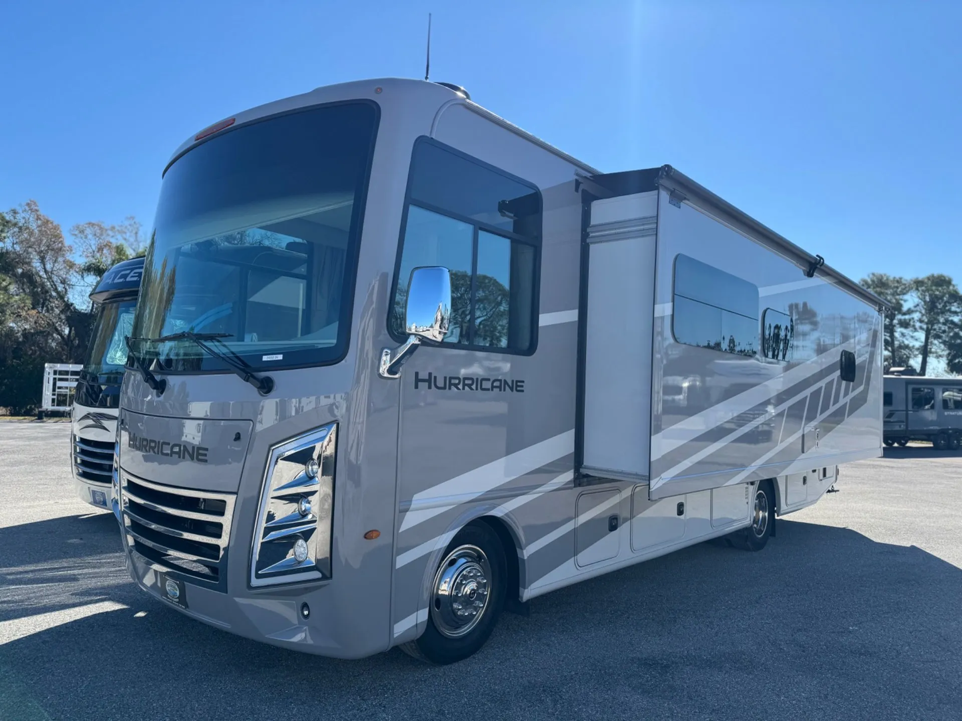 2026 Thor Motor Coach Hurricane 29L - Photo 3