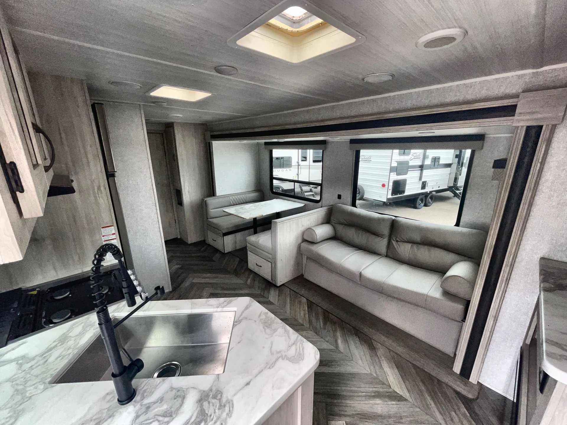 2022 East to West Della Terra 323QB — living area main