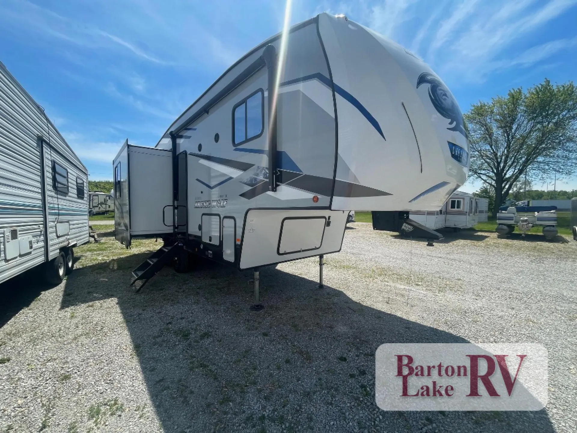 2023 Forest River Cherokee Arctic Wolf 27SGS - Photo 2