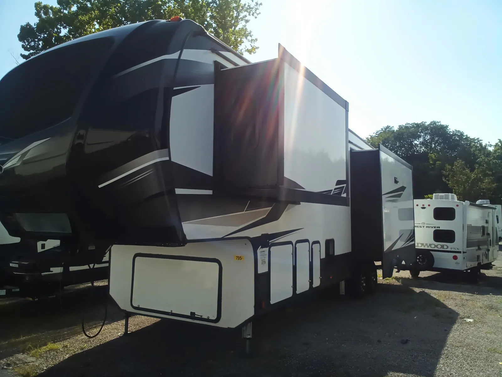 2020 Keystone Avalanche 313RS - Photo 3