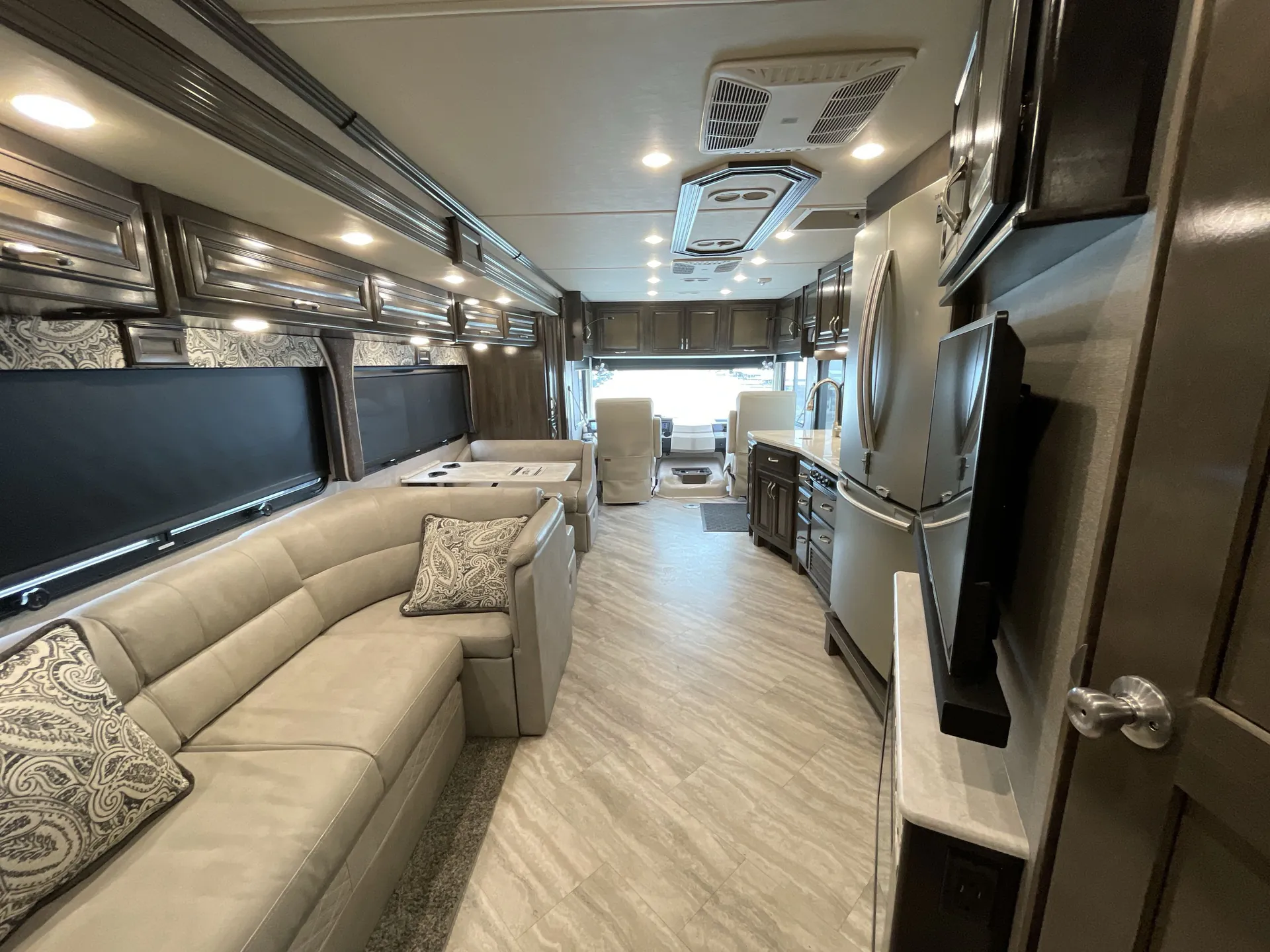 2019 Fleetwood Bounder 33C — living area main