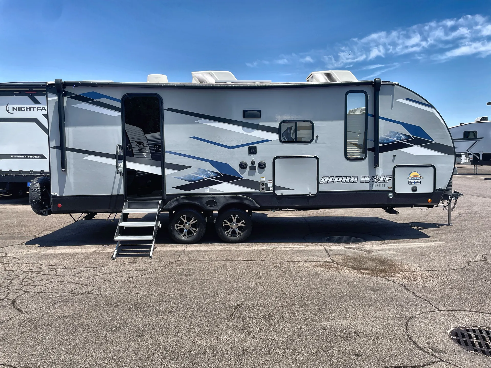 2023 Forest River Cherokee Alpha Wolf 22SW-L — campside