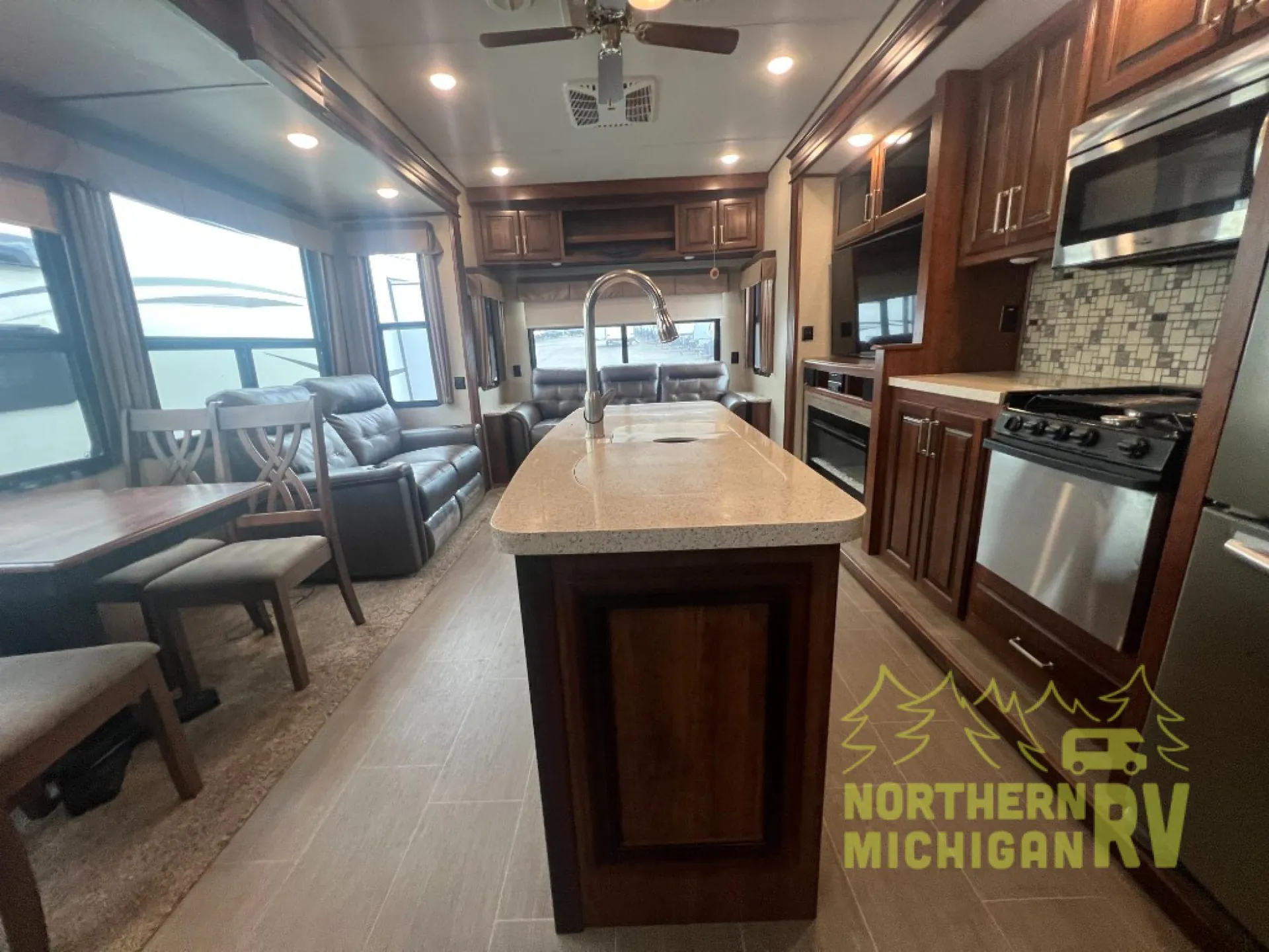 2018 Keystone Avalanche 321RS - Photo 4