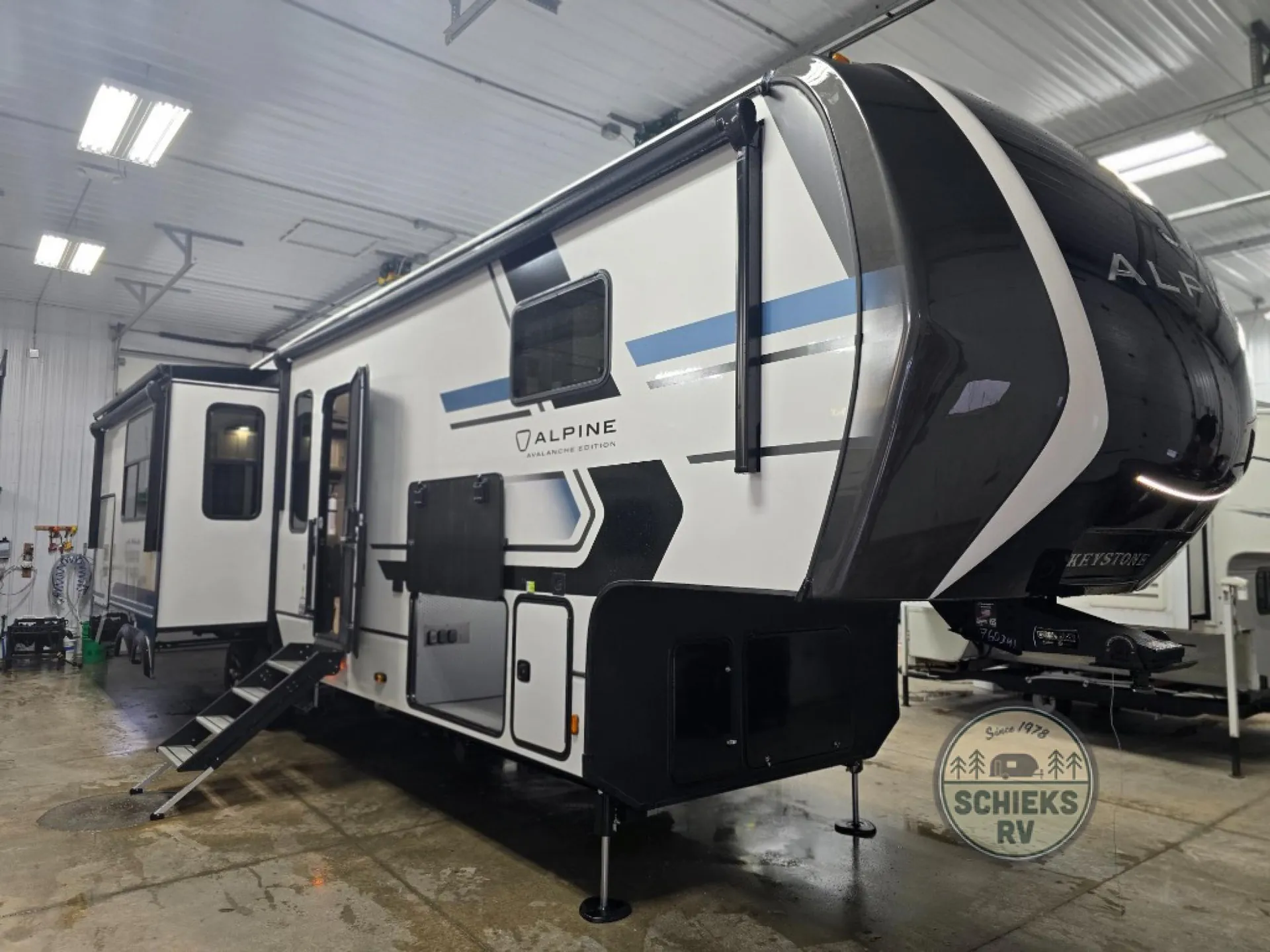 2026 Keystone Alpine Avalanche Edition 338GK - Photo 2