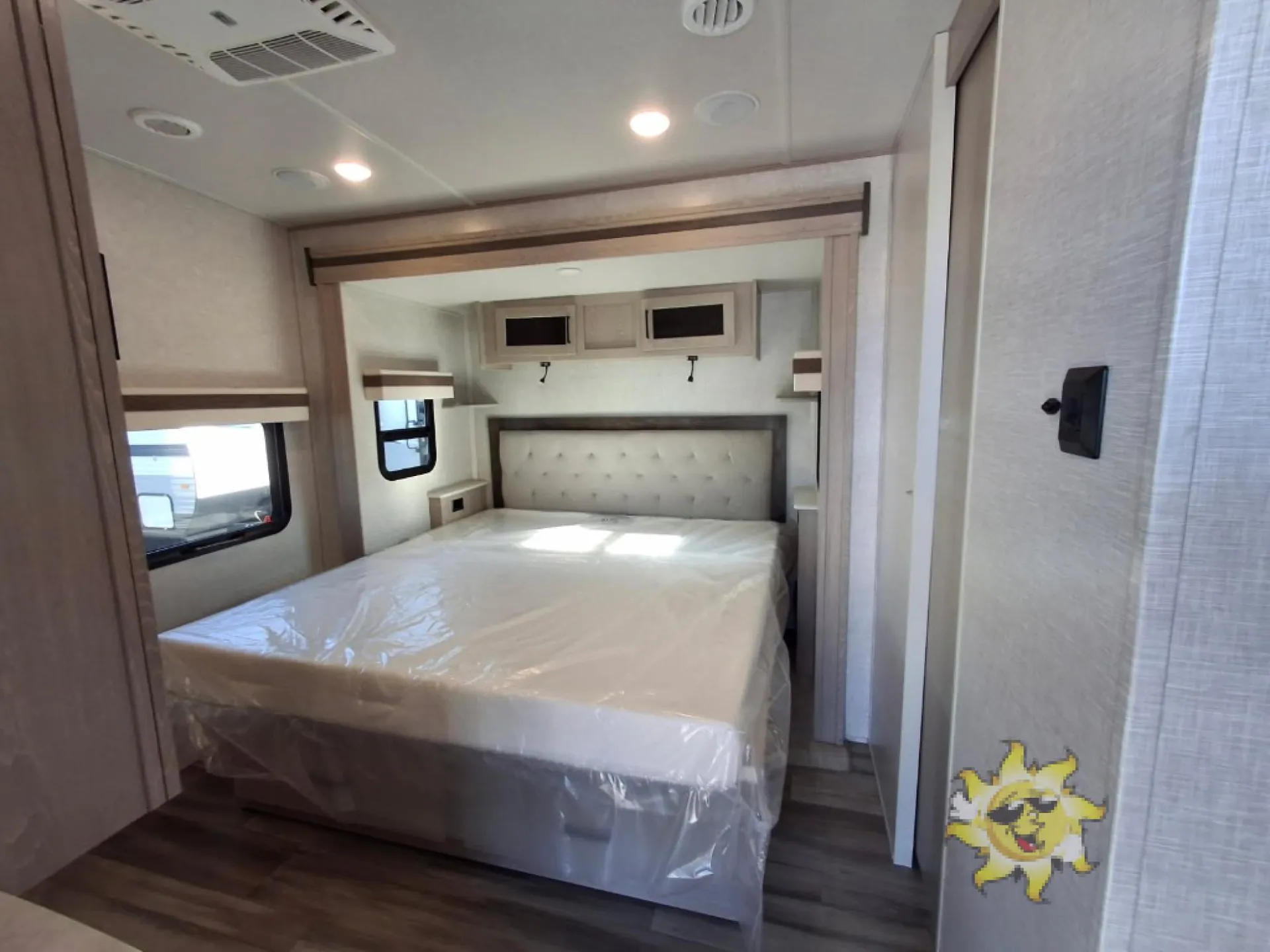 2022 Forest River Rockwood Signature Ultra Lite 8324SB - Photo 4