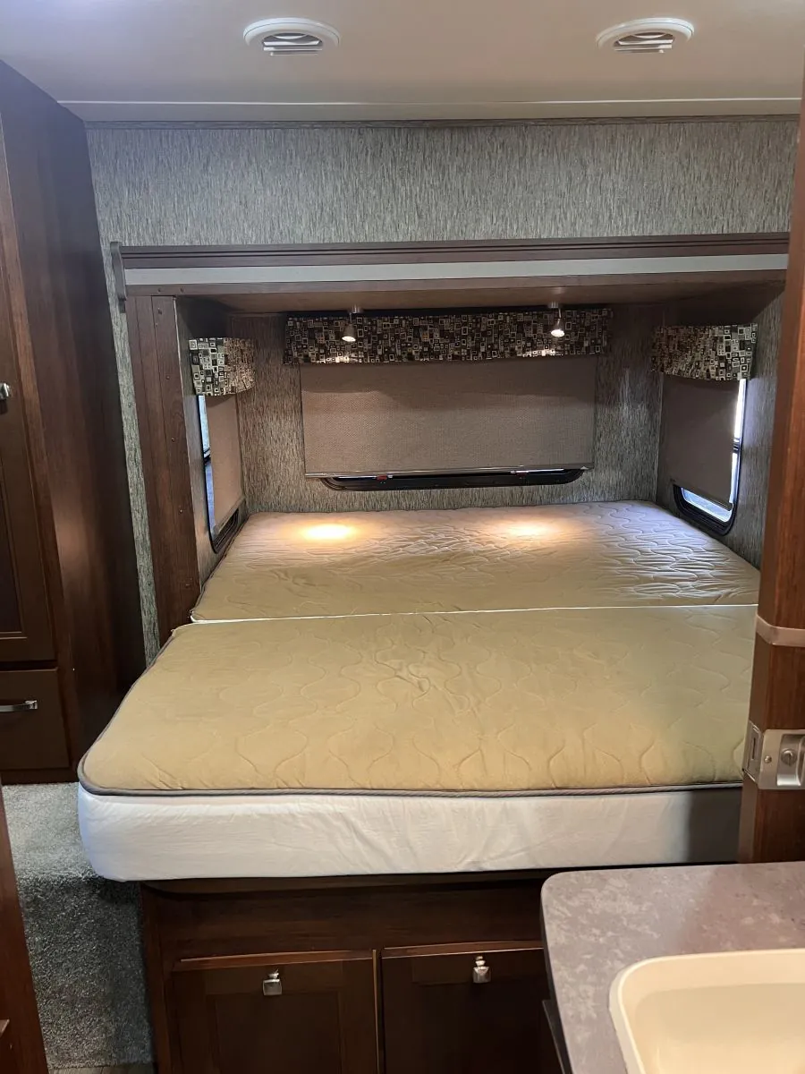 2018 Forest River Sunseeker MBS 2400R — Photo 6