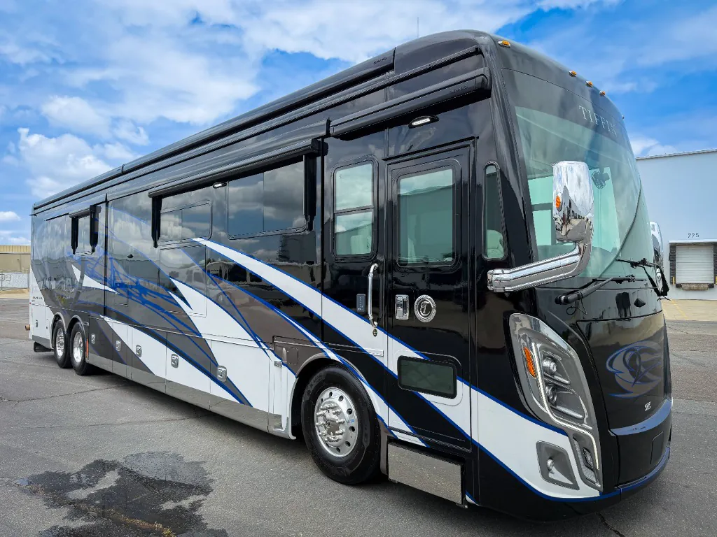 2021 Tiffin Zephyr 45 PZ - Photo 2