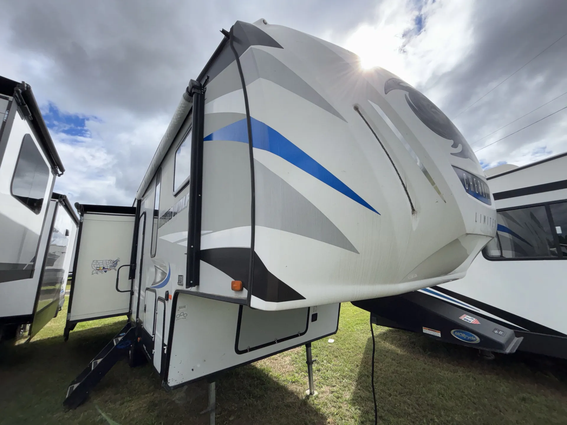2019 Forest River Cherokee Arctic Wolf 285DRL4 - Photo 2