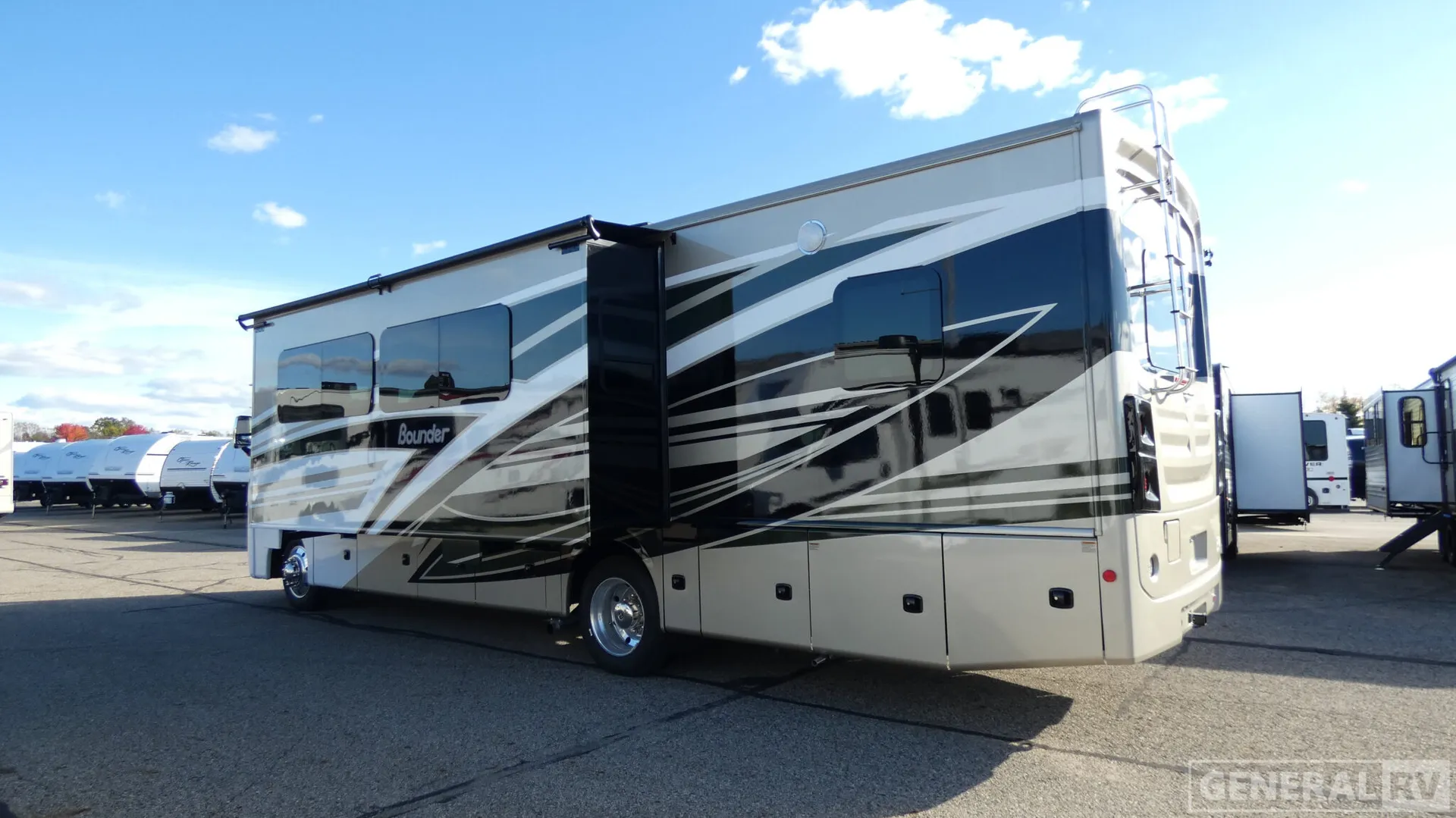 2026 Fleetwood Bounder 33C - Photo 4