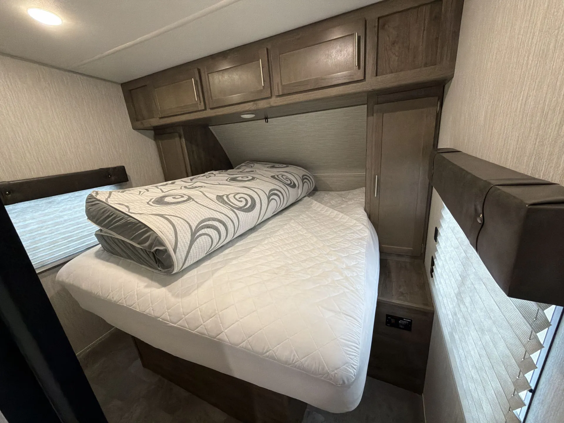 2020 Forest River Vengeance Rogue 28V — living area main