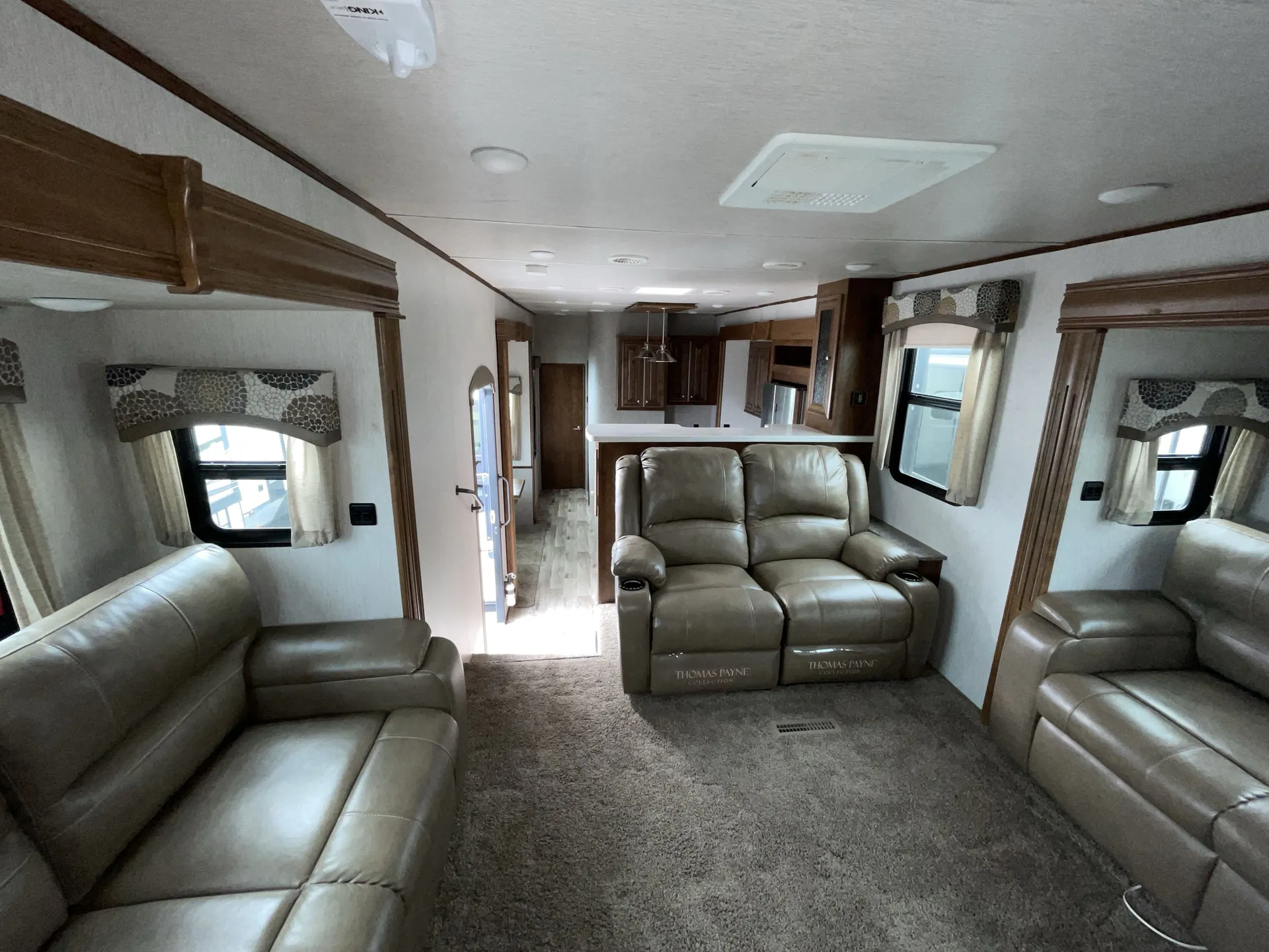 2018 Heartland Bighorn Traveler 39FL - Photo 3