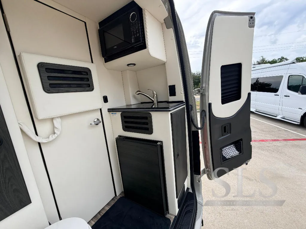 2025 Midwest Automotive Designs Luxe Cruiser D4, Photos photo 7
