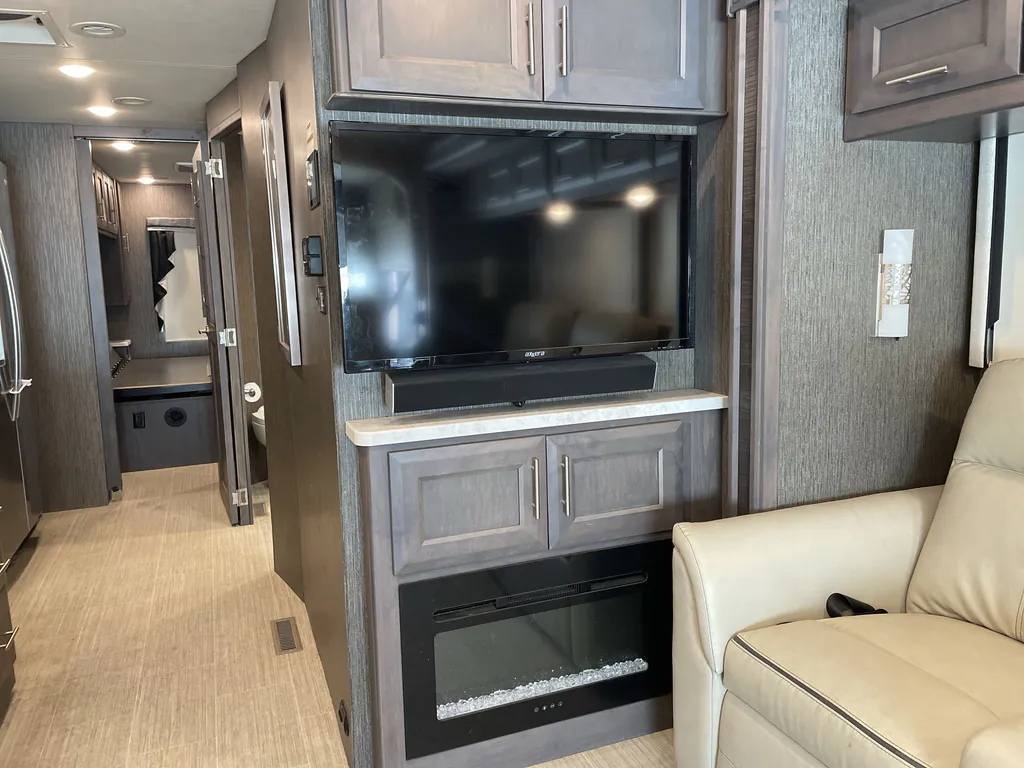 2021 Thor Motor Coach Challenger 37YT, Photos photo 6