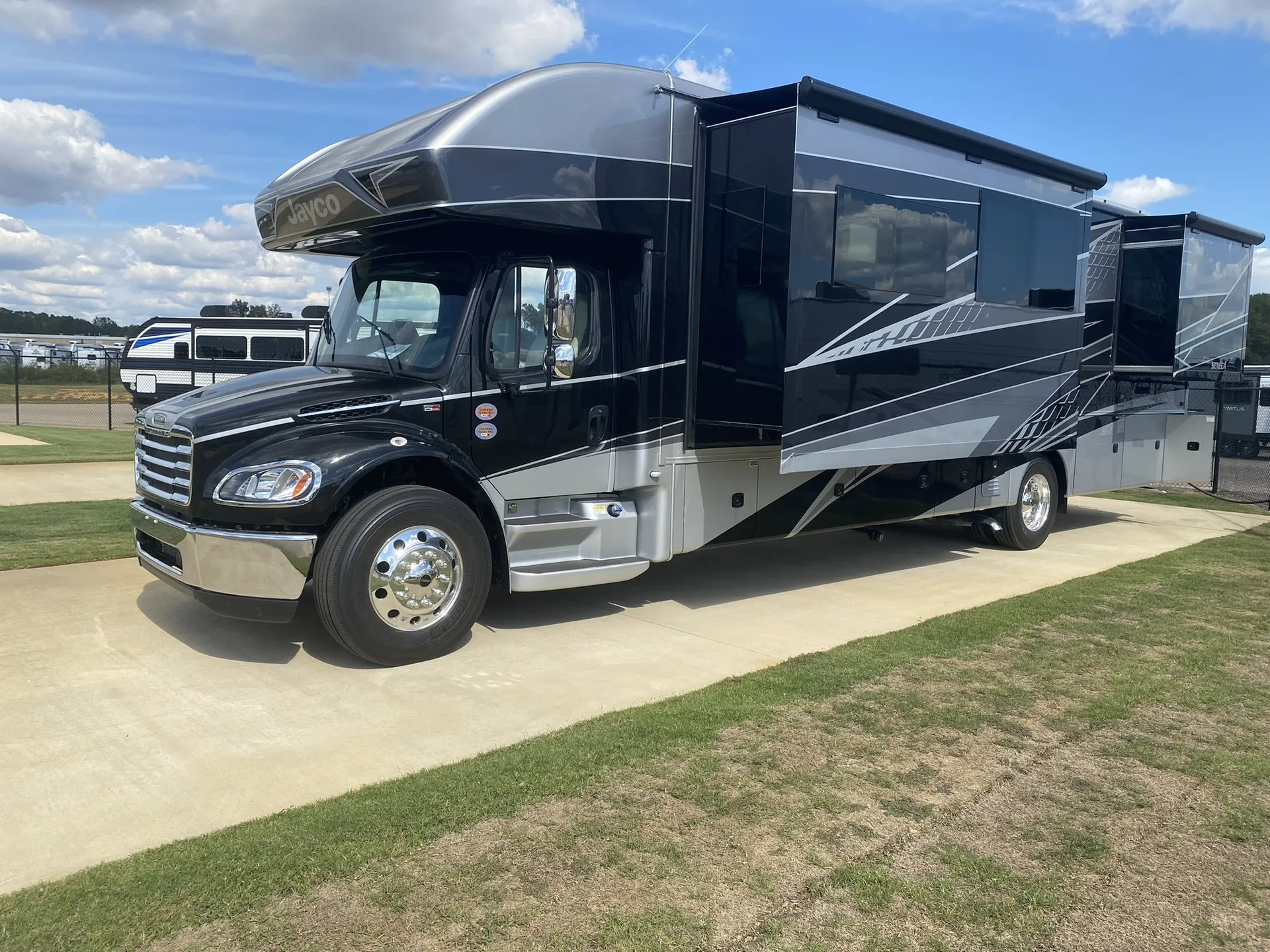 2026 Jayco Seneca 37M - Photo 3