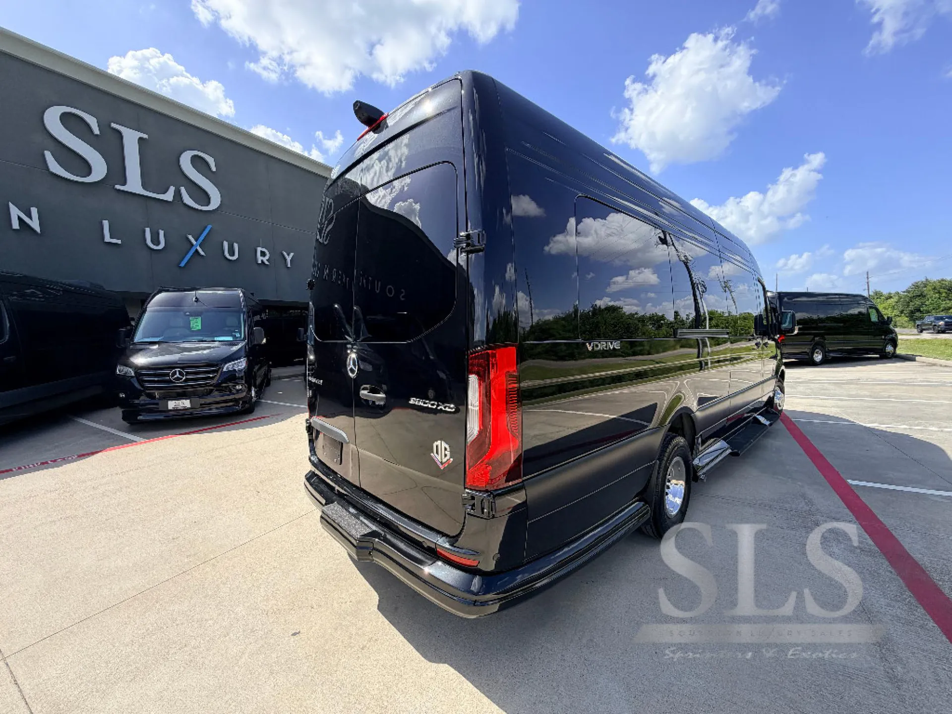 2027 OGV Luxury Coach V-Drive 10OB - Photo 4