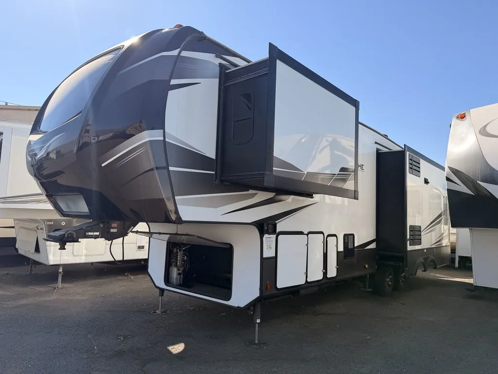 2022 Keystone Avalanche 312RS - Photo 2