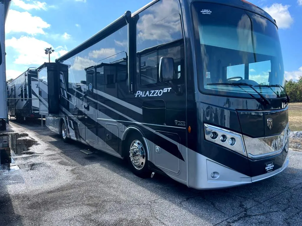 2026 Thor Motor Coach Palazzo GT 33.6 - Photo 2