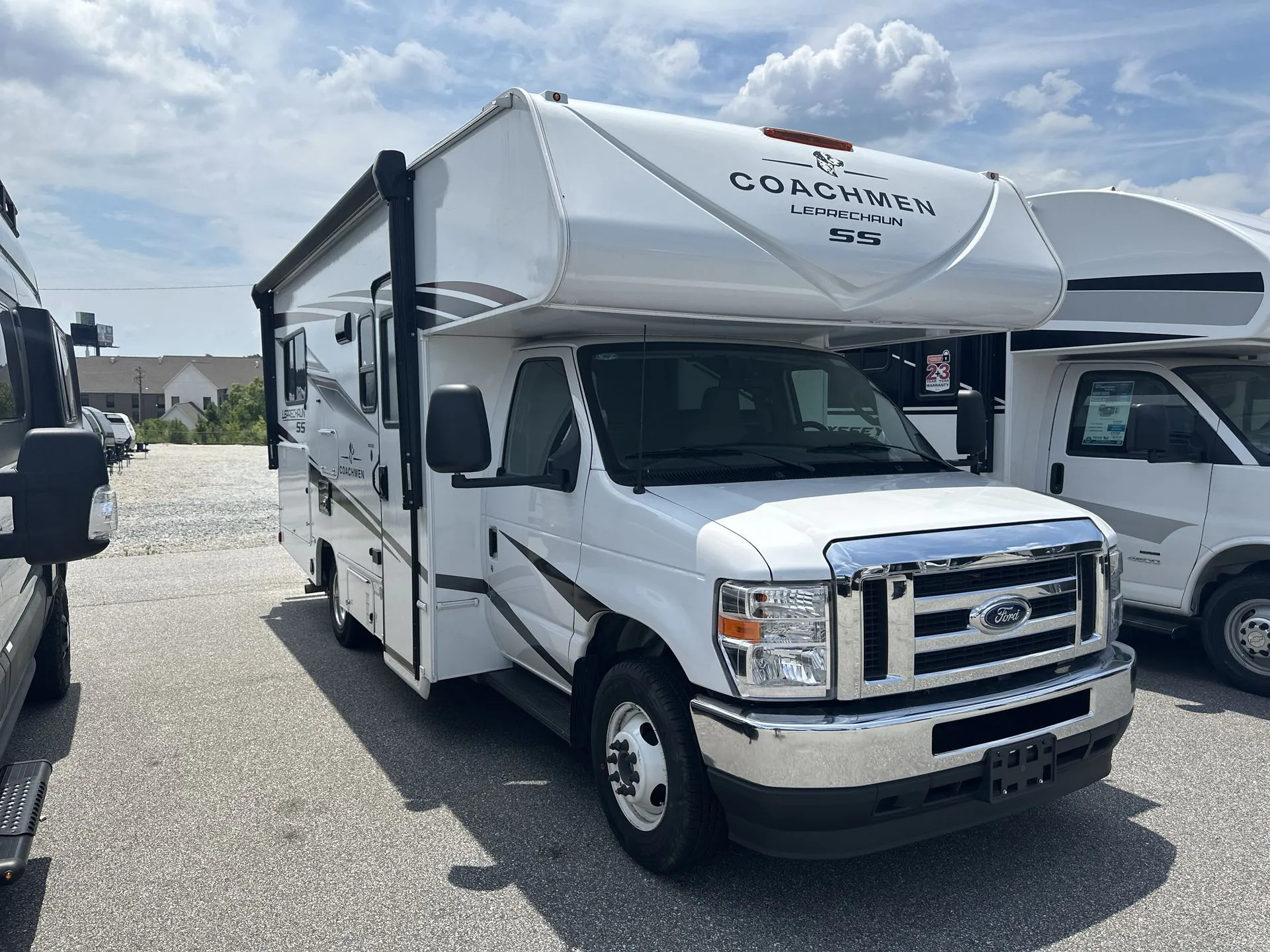 2025 Coachmen Leprechaun 210QSS CHEVY 3500 - Photo 2