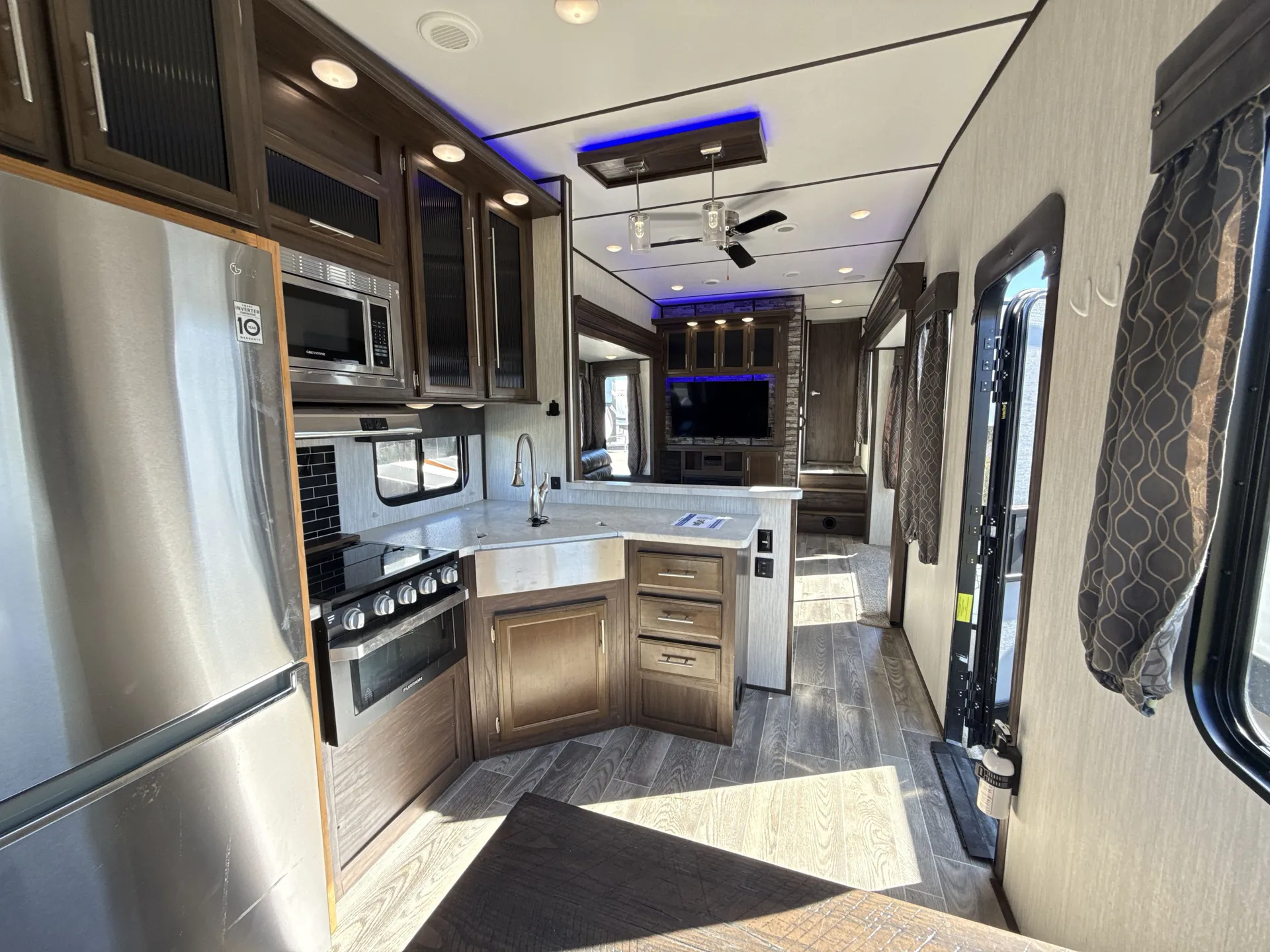 2019 Forest River Cherokee Arctic Wolf 305ML6 — living area main
