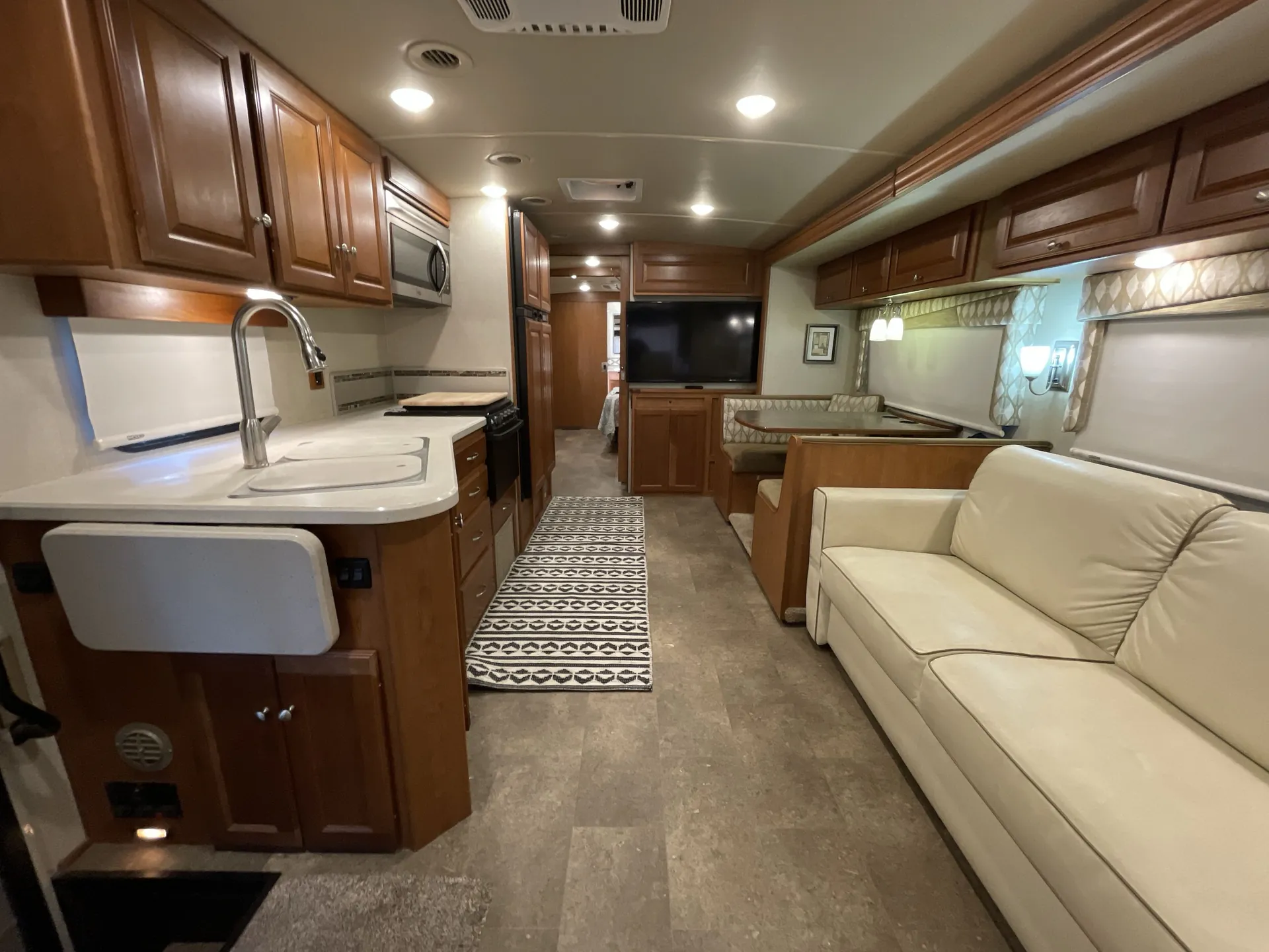 2016 Winnebago Vista Lx 35B — living area main