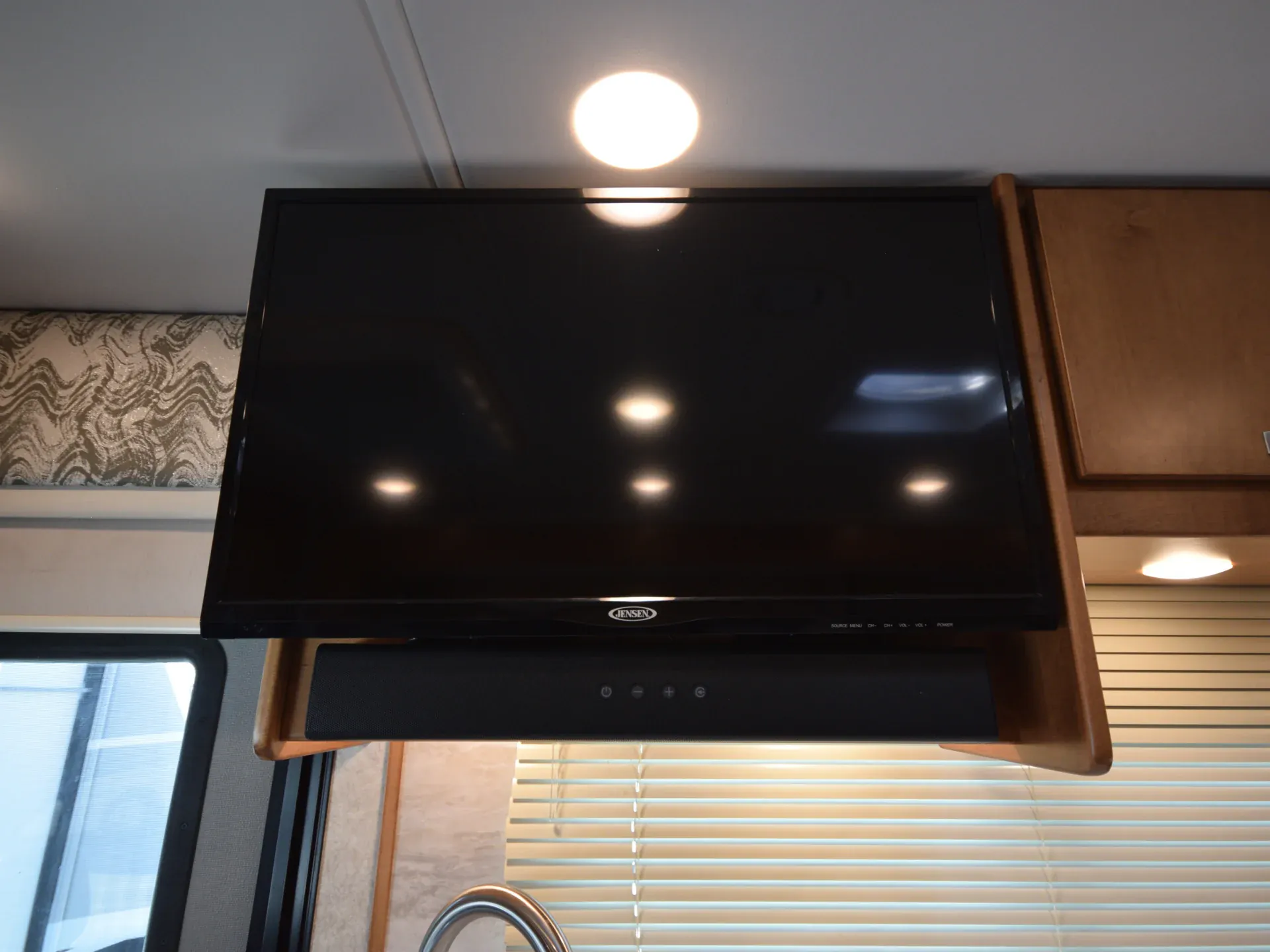 2021 Renegade RV Villagio 25RML dealer photo 7 from La Mesa RV Center