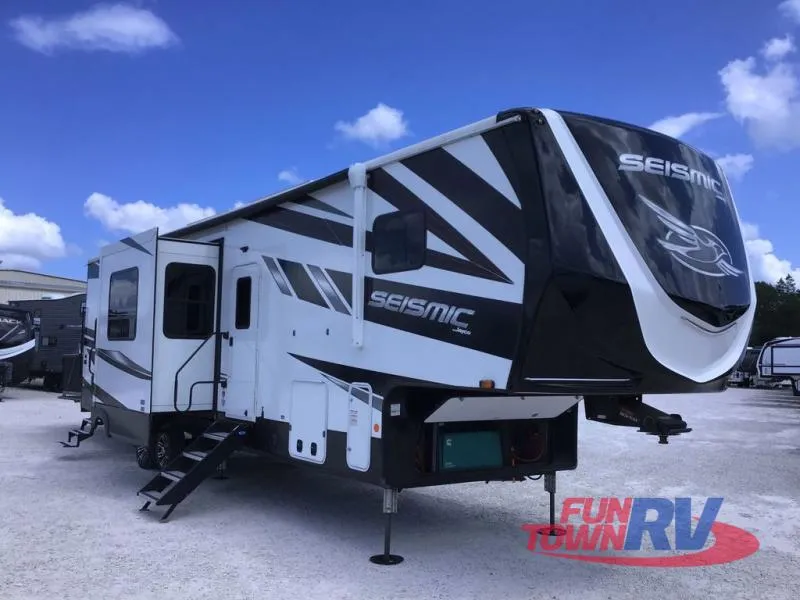 2023 Jayco Seismic 403 - Photo 2