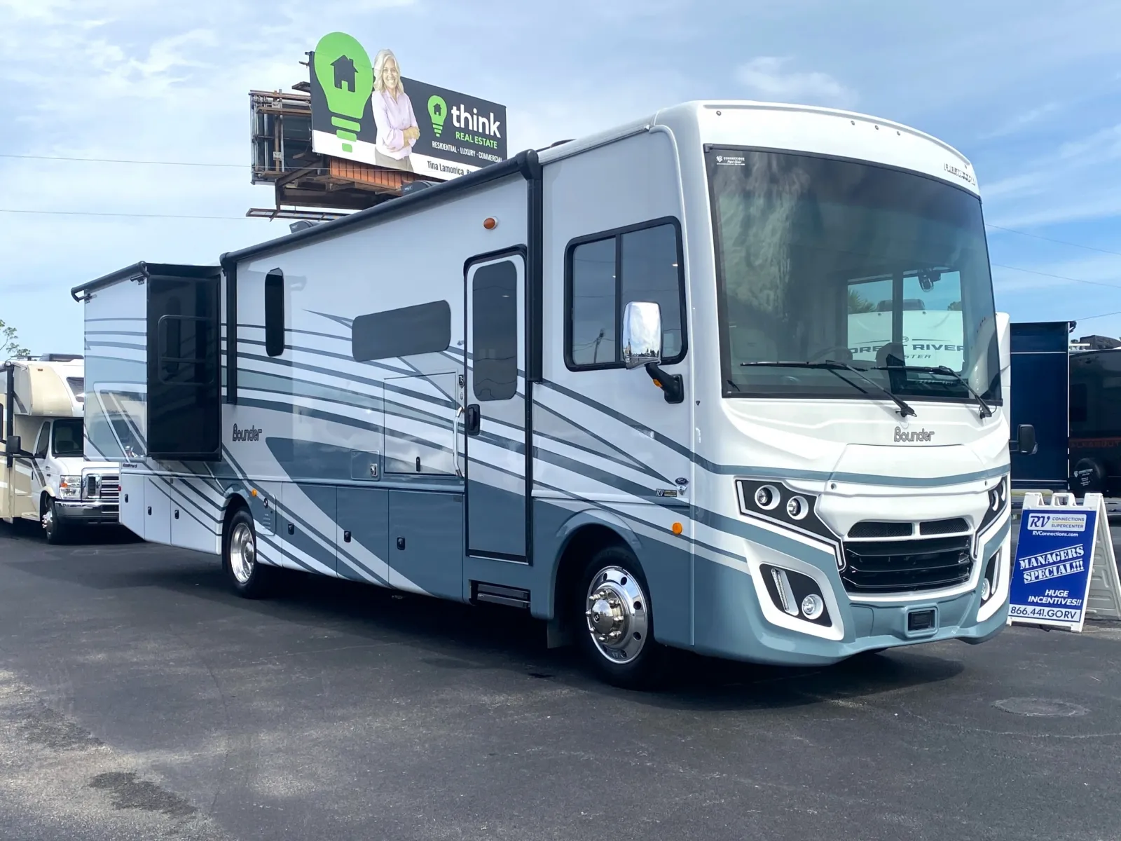 2025 Fleetwood Bounder 35K - Photo 2