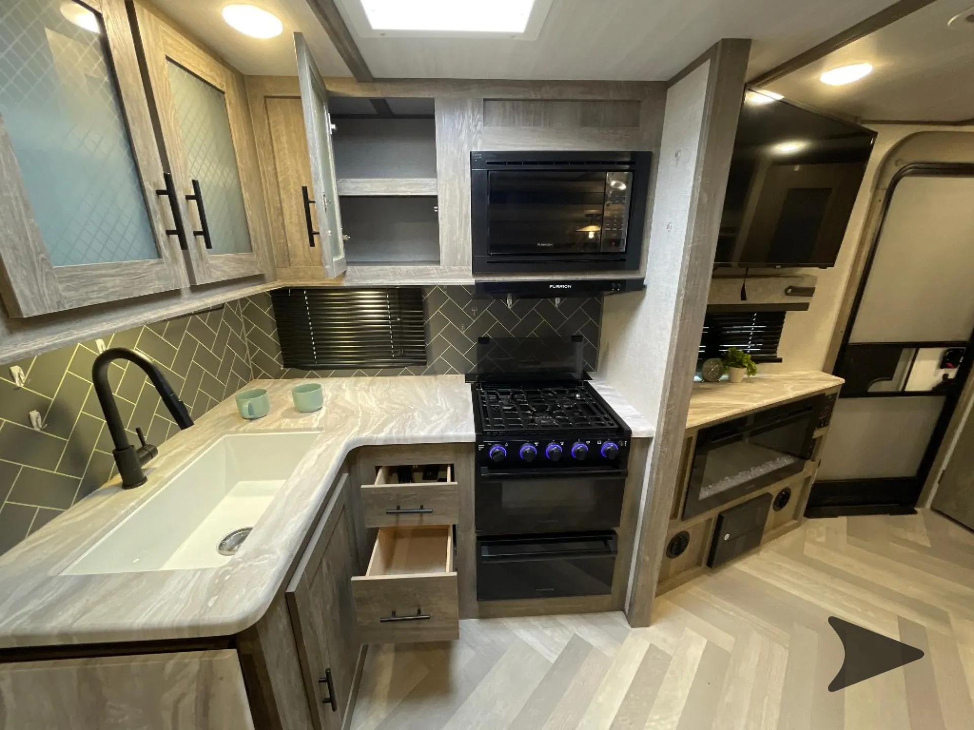2021 Forest River Salem Hemisphere Hyper-Lyte 24RLHL dealer photo 3 from Bish's RV