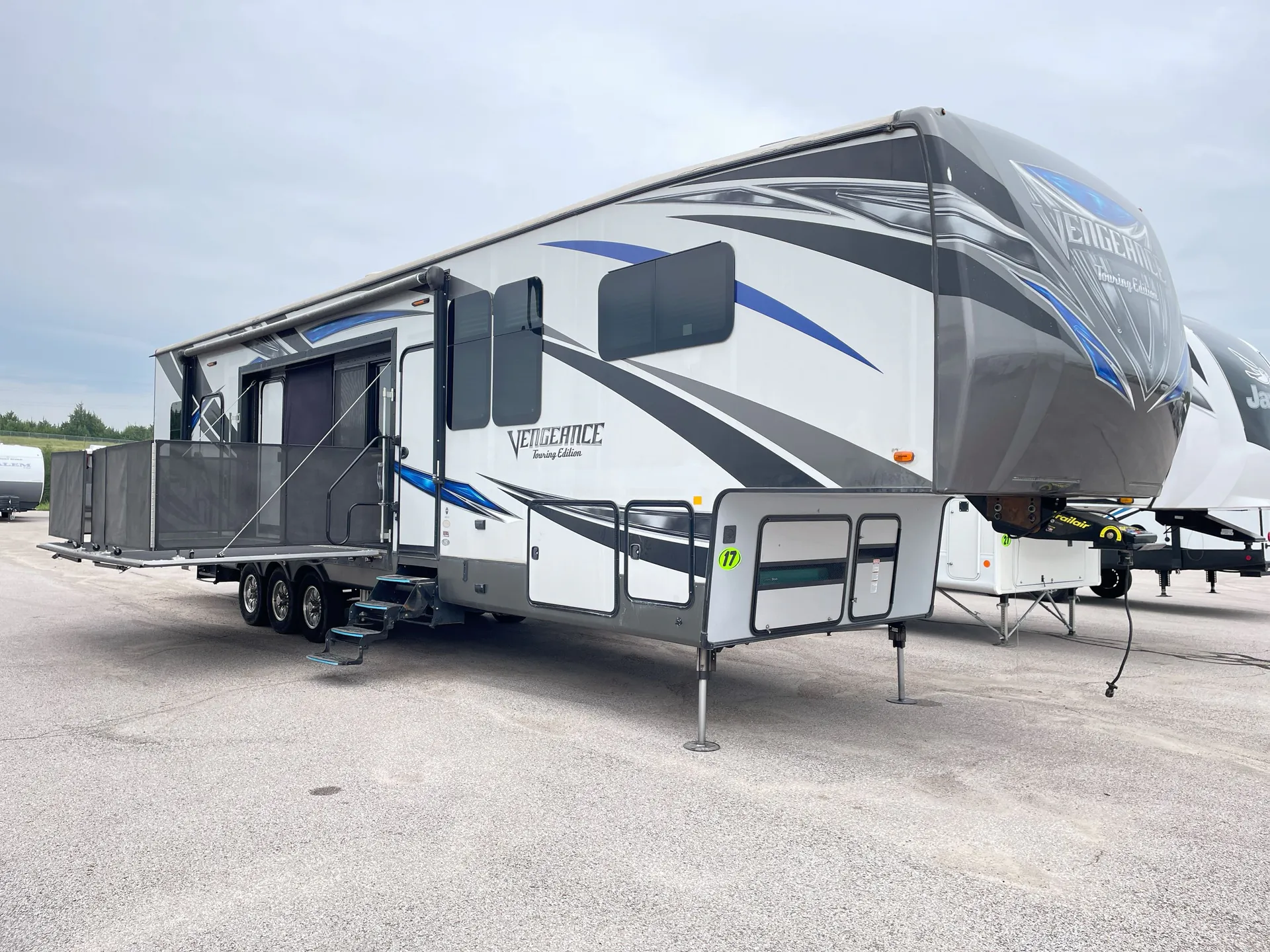 2017 Forest River Vengeance Touring Edition 40D12 - Photo 2