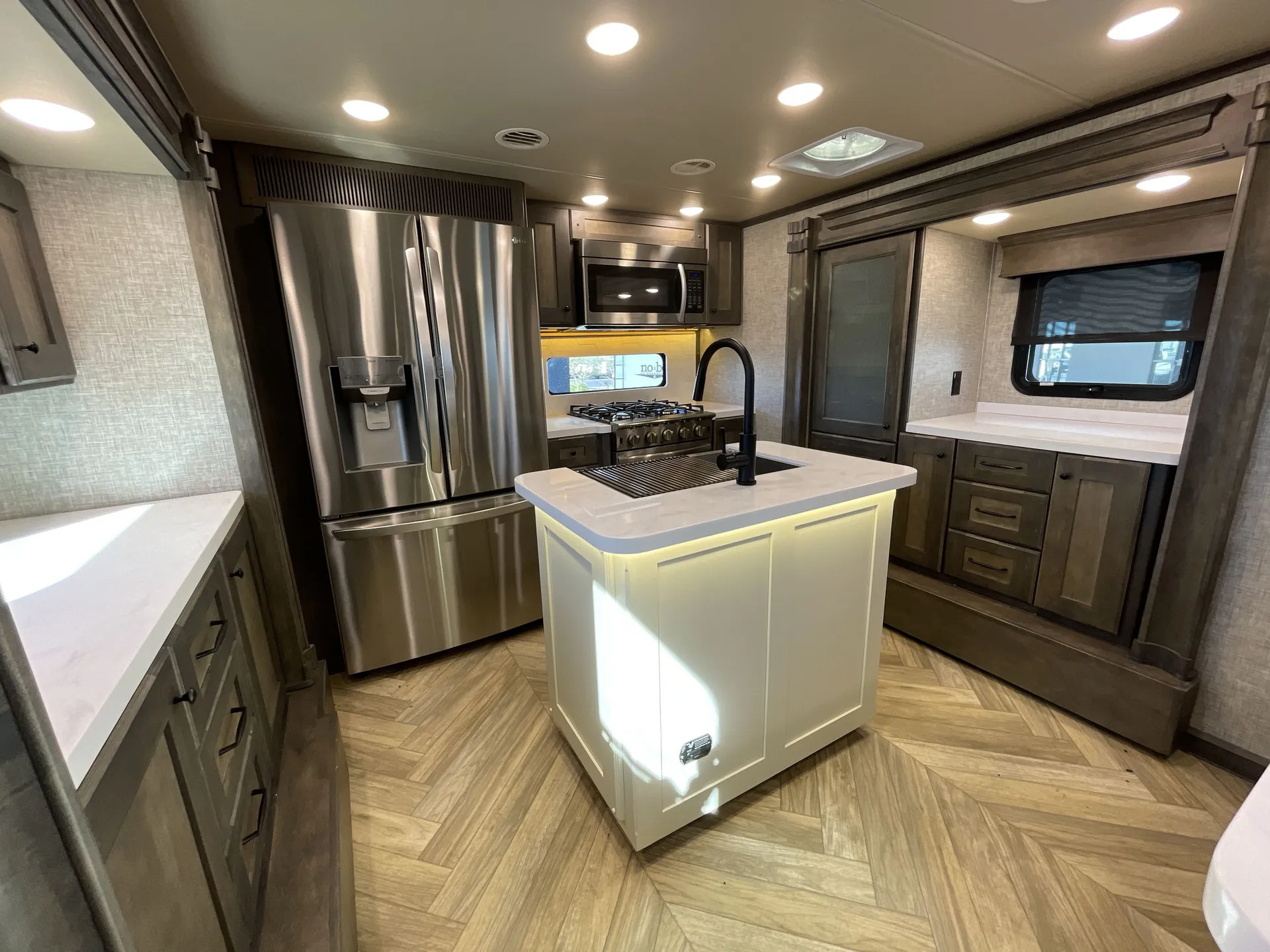 2023 vanleigh Vilano 394RK — living area main