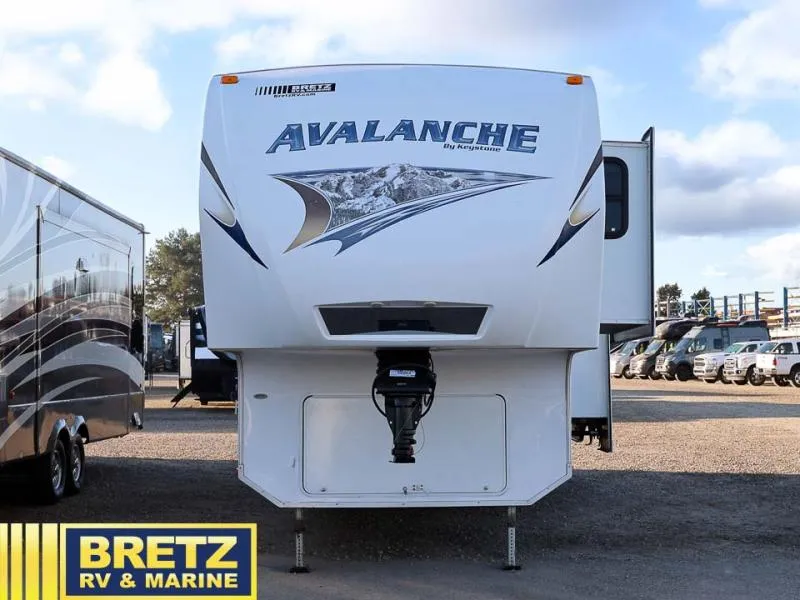 2011 Keystone Avalanche 320RK - Photo 2