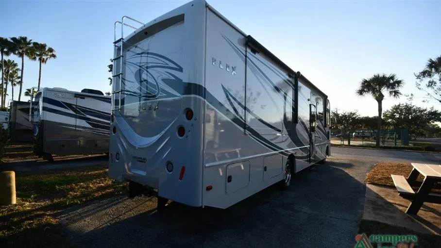 2025 Fleetwood Flex 32S - Photo 4