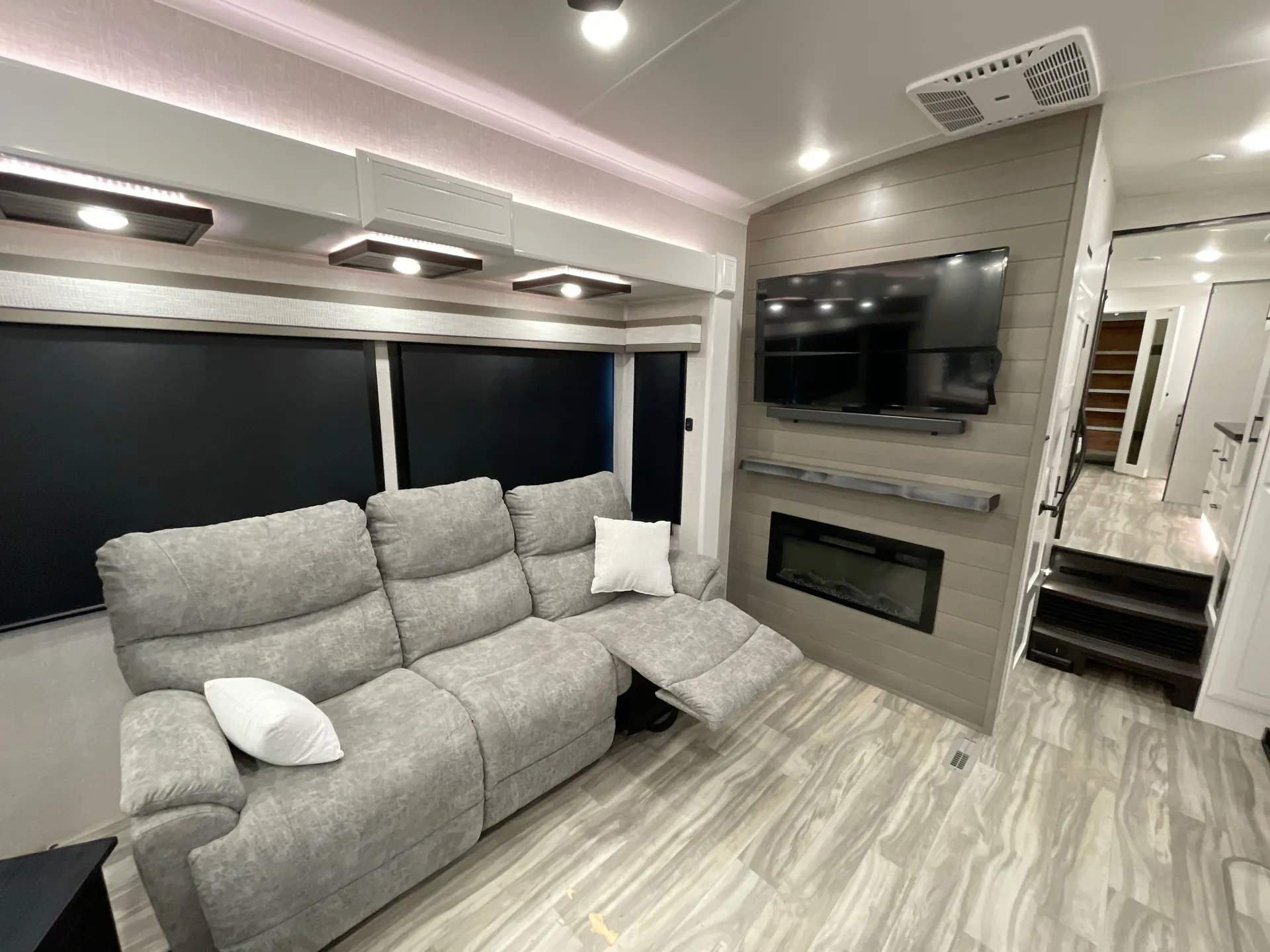 2024 Jayco Pinnacle 38FBRK — living area main