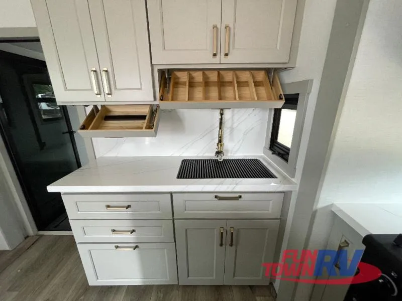 2024 Brinkley Model G 3950 - Photo 3