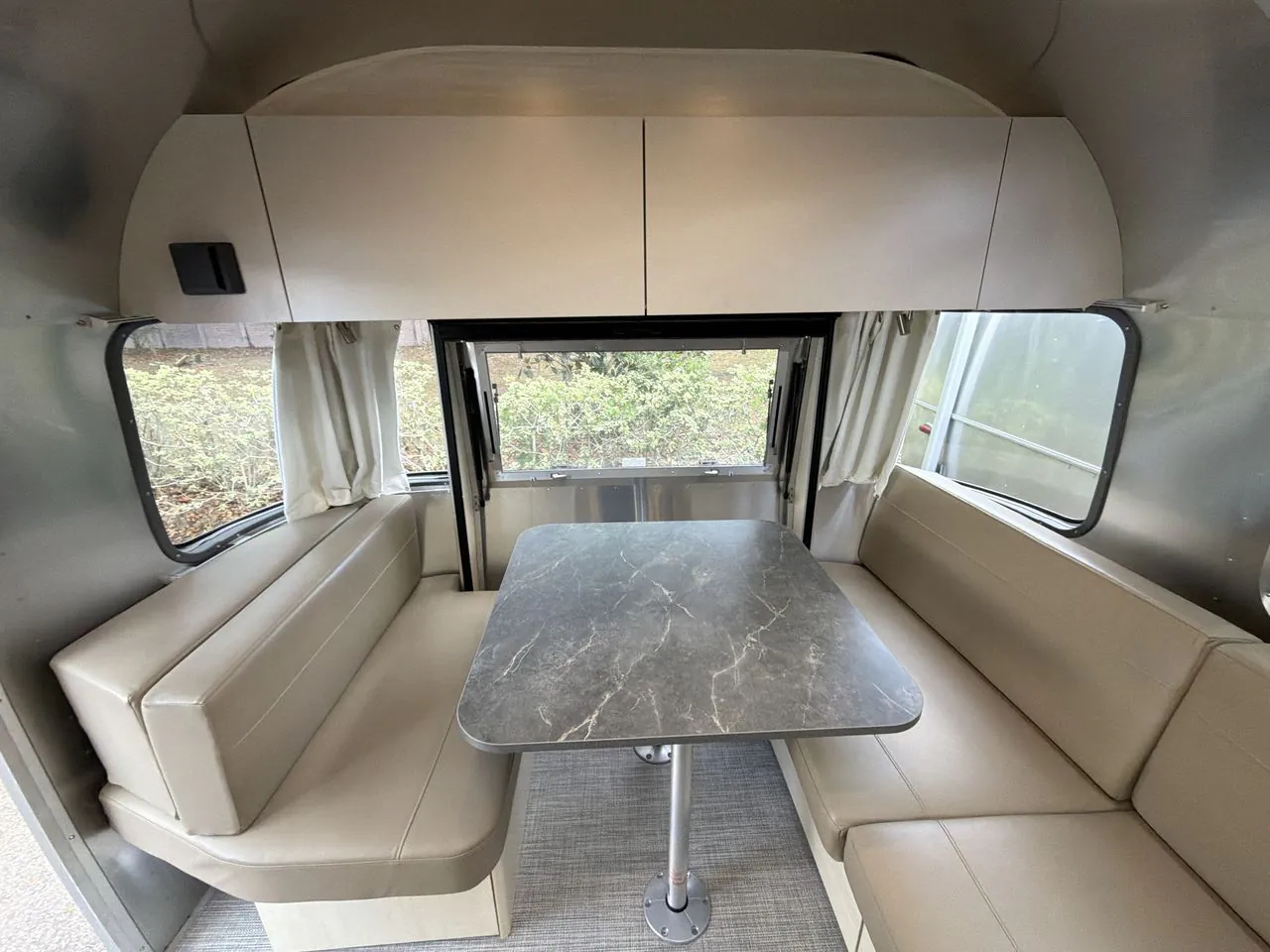 2025 Airstream Flying Cloud 27FB Twin - Photo 3