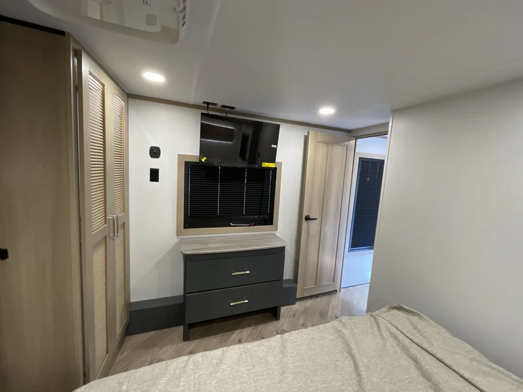 2026 Keystone Raptor 433, Photos photo 14
