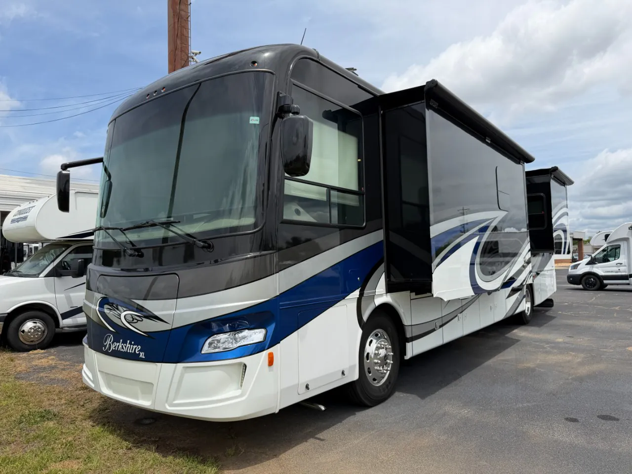 2017 Forest River Berkshire XL 40C - Photo 4