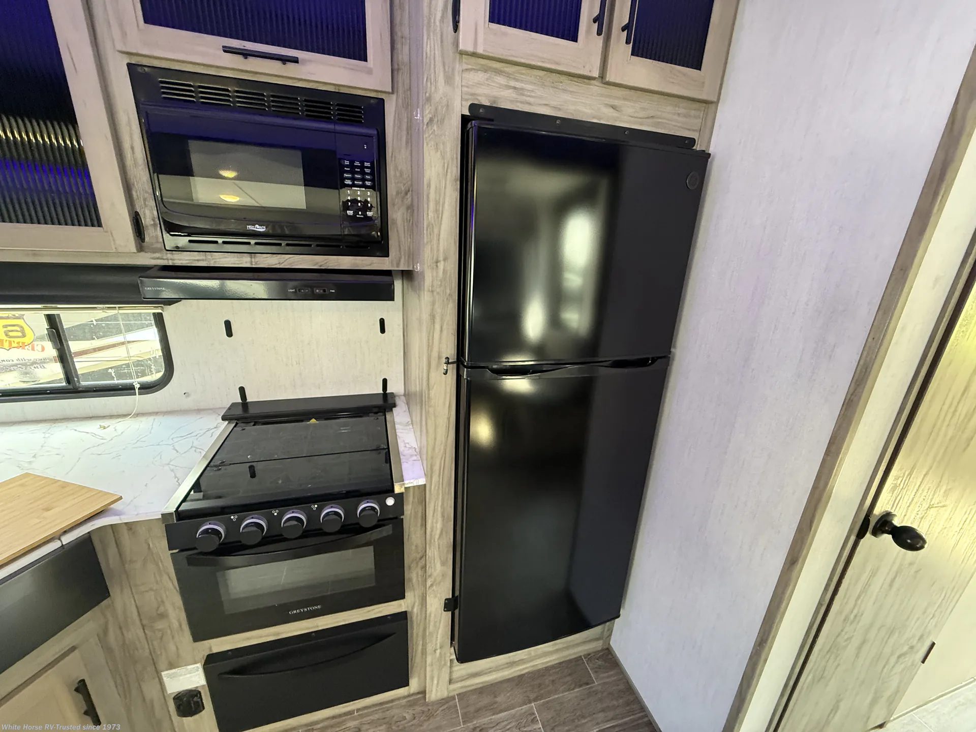 2022 Forest River Cherokee Arctic Wolf 321BH — Photo 7