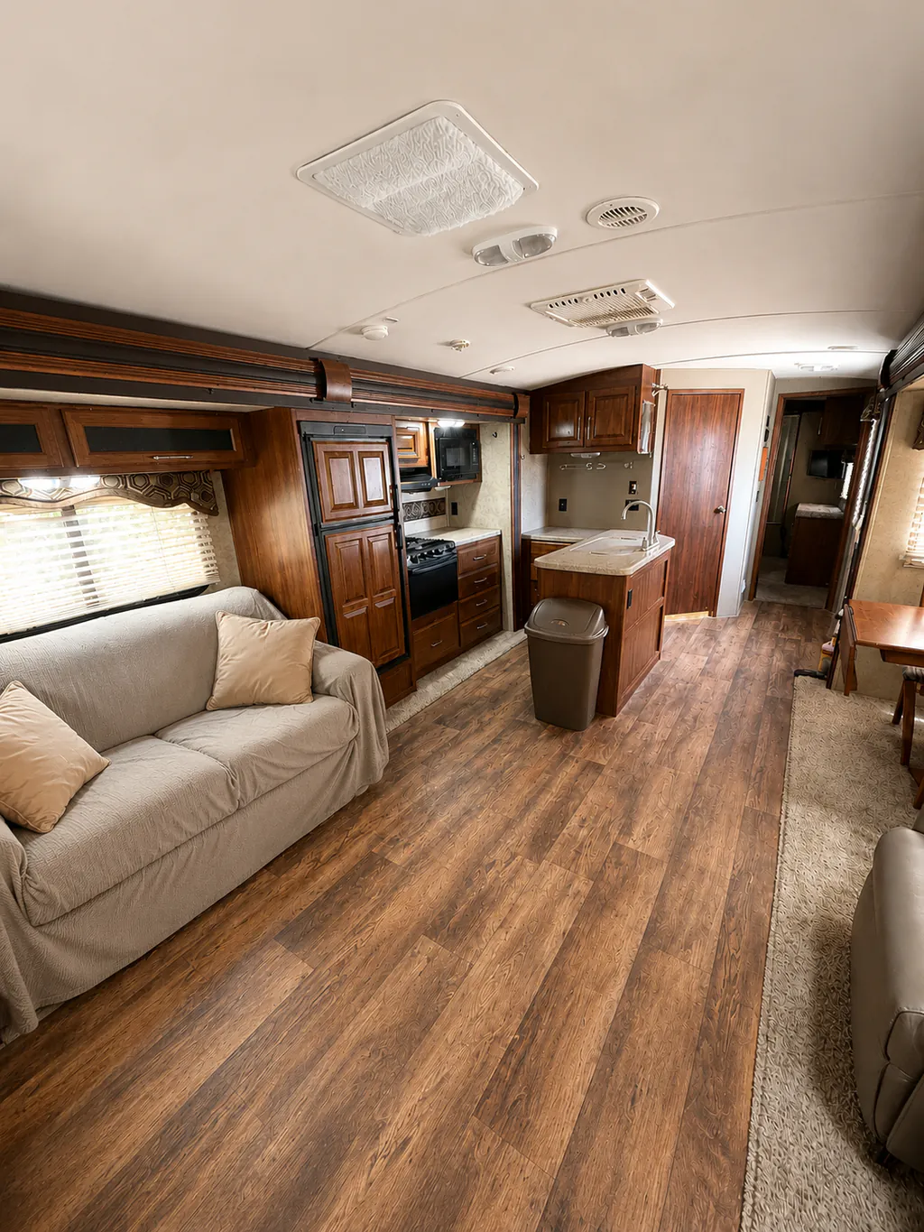 2015 Keystone Cougar XLite 33RES, Living area photo 2
