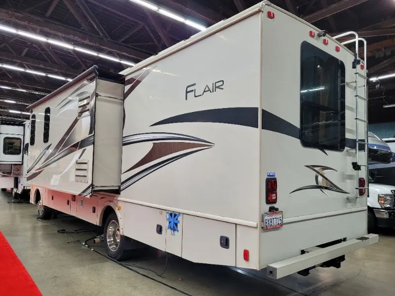 2017 Fleetwood Flair LXE 30U - Photo 3