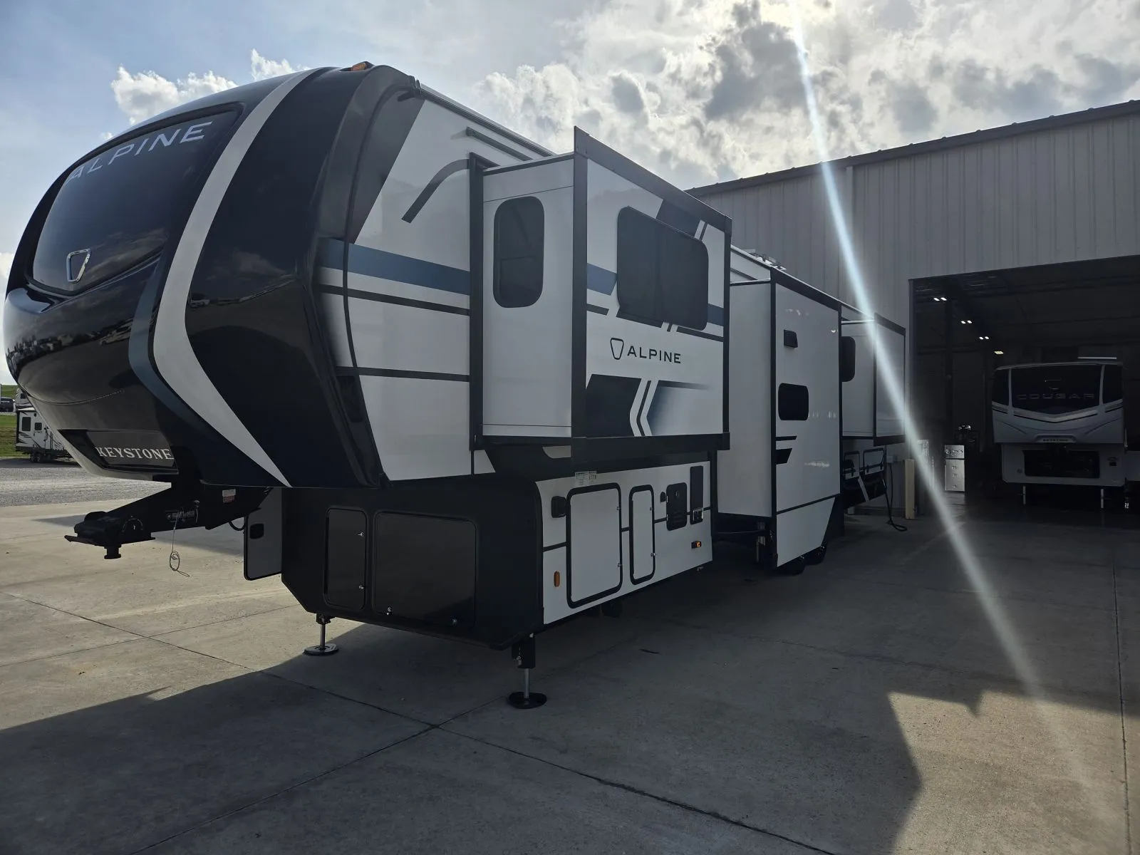 2026 Keystone Alpine 3710FL - Photo 4