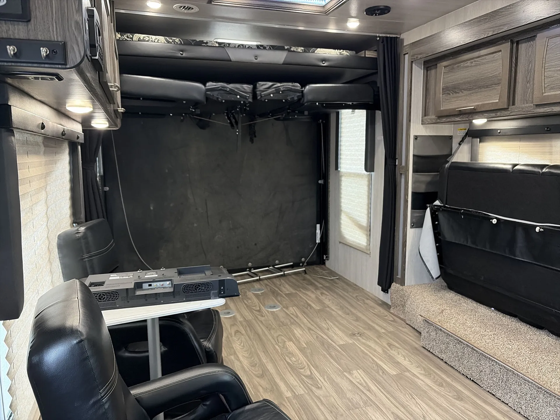 2021 Genesis Supreme Vortex 2715V — living area main