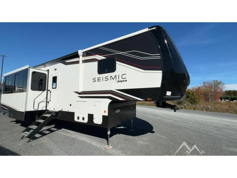 2026 Jayco Seismic 395 - Photo 3