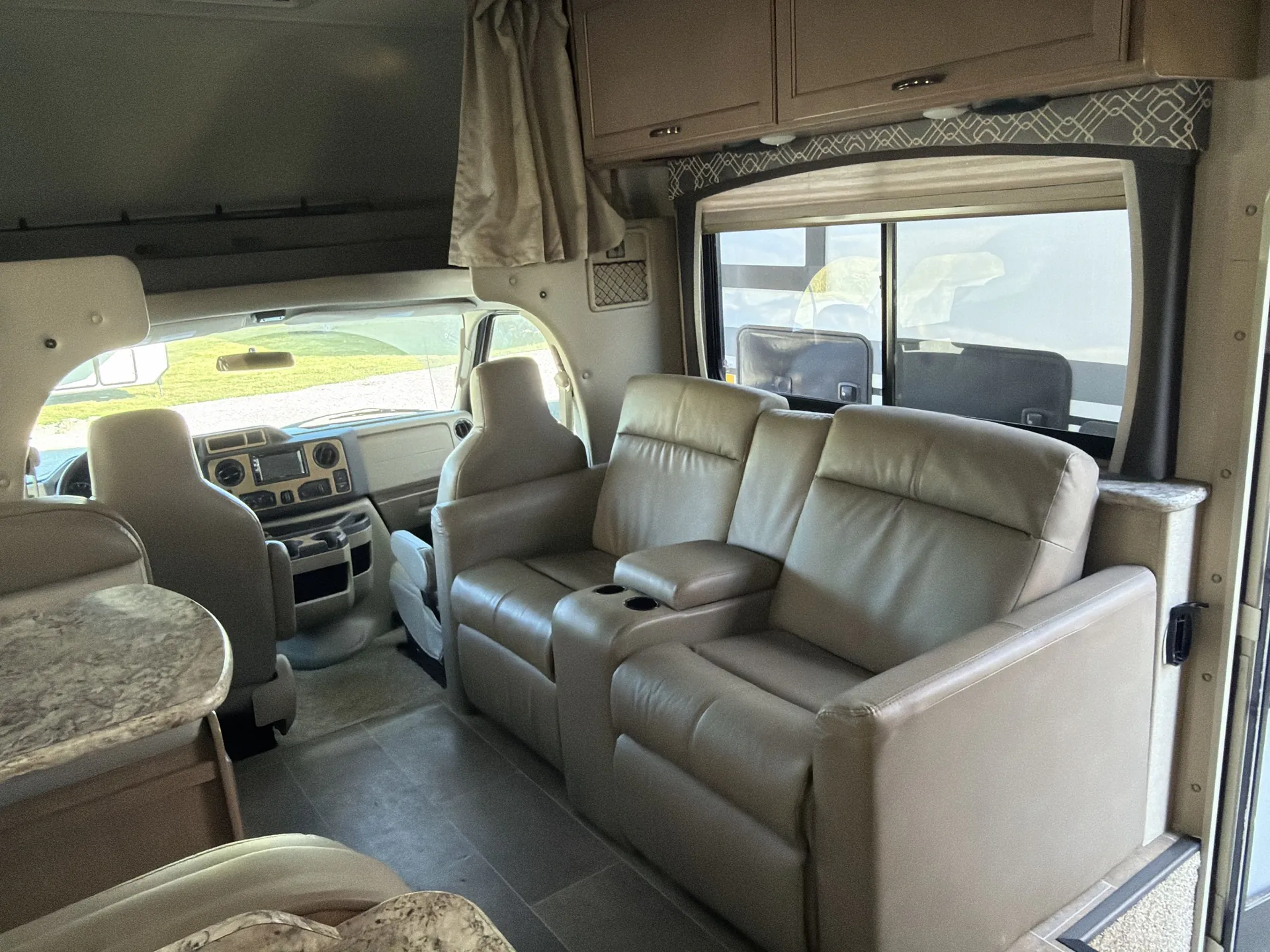 2019 Thor Motor Coach Chateau 28Z — living area main