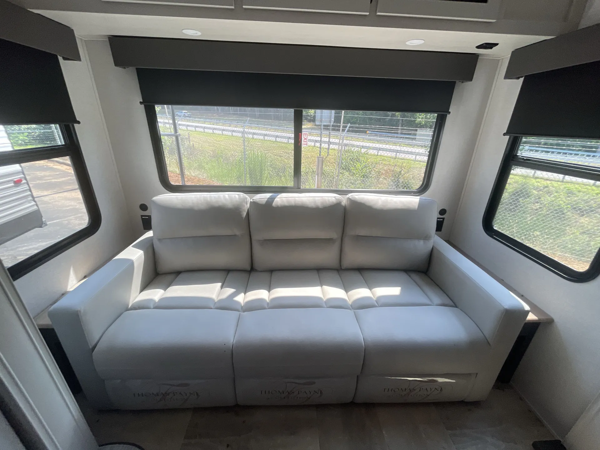 2025 Shasta Phoenix Lite 30RLS - Photo 4