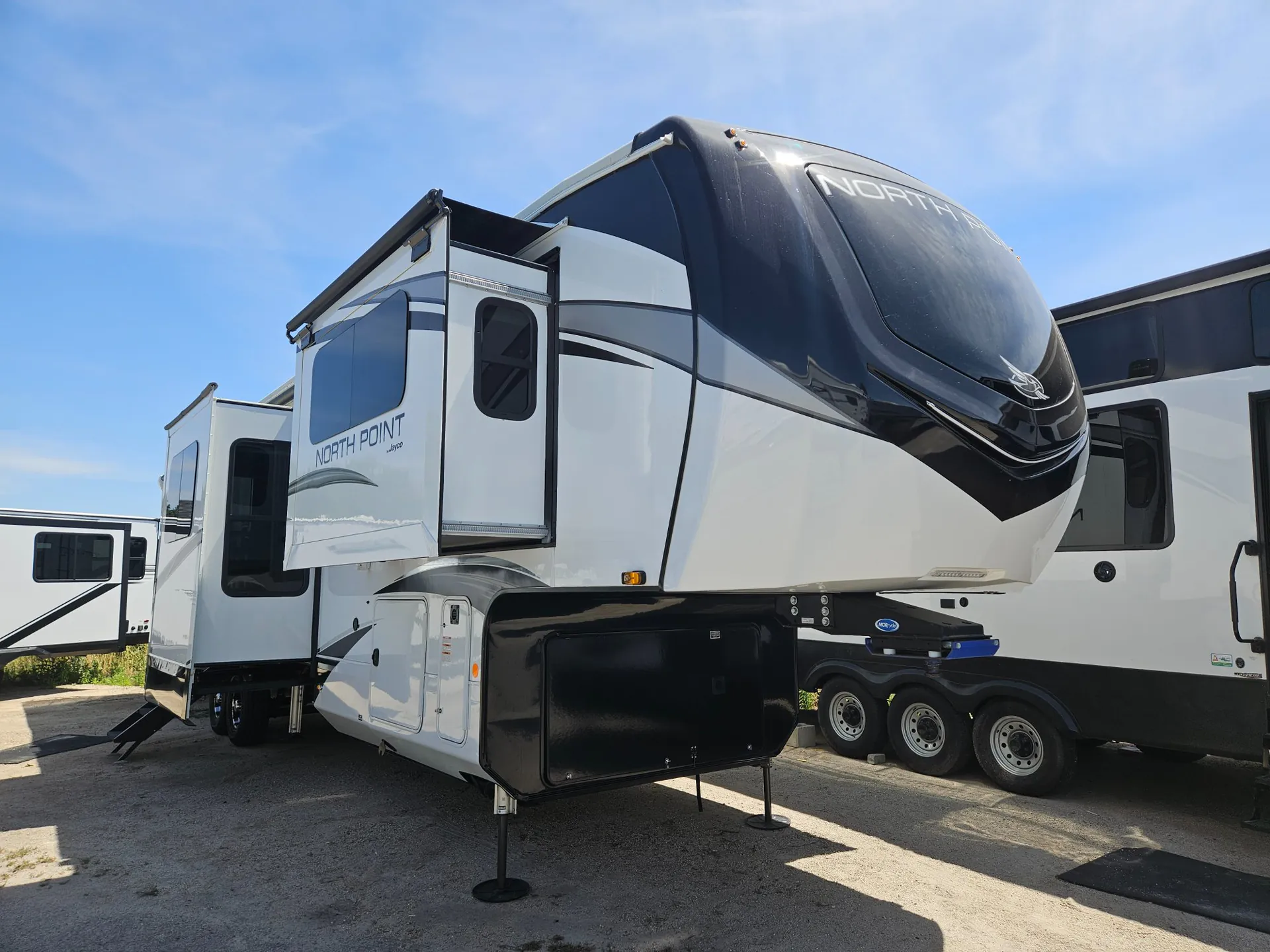 2022 Jayco North Point 382FLRB - Photo 2