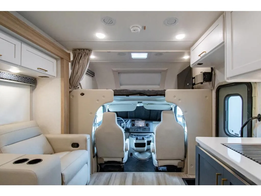 2027 Thor Motor Coach Quantum HS31, Photos photo 3