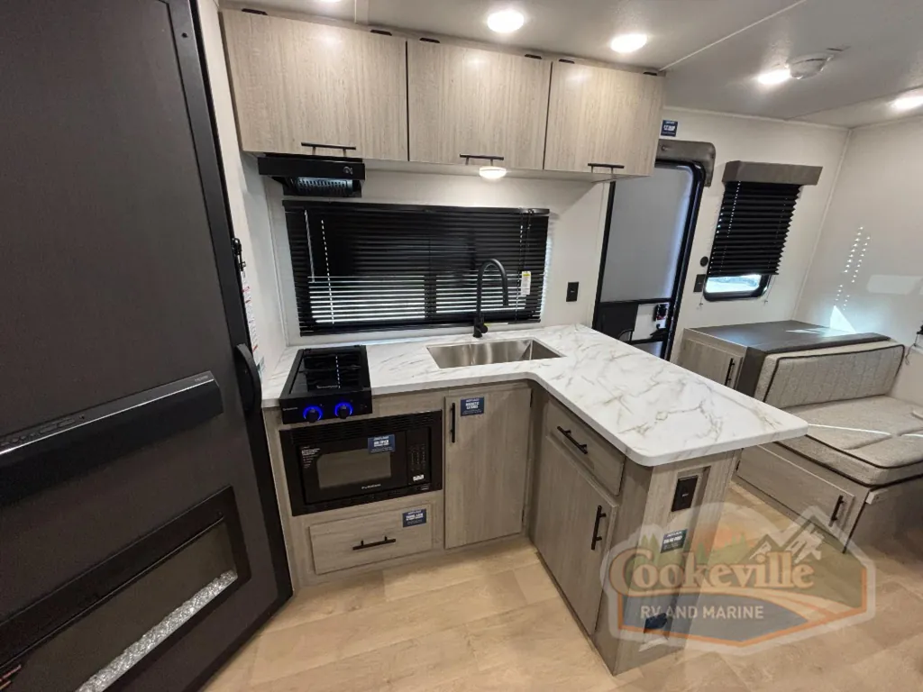 2027 East to West Acclaim 24RD, Photos photo 15